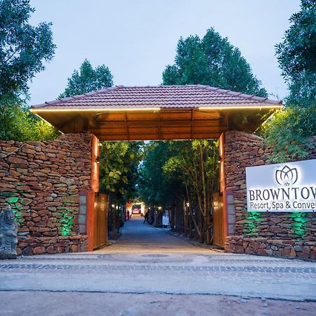 Brown Town Resort & Spa Hyderabad Esterno foto