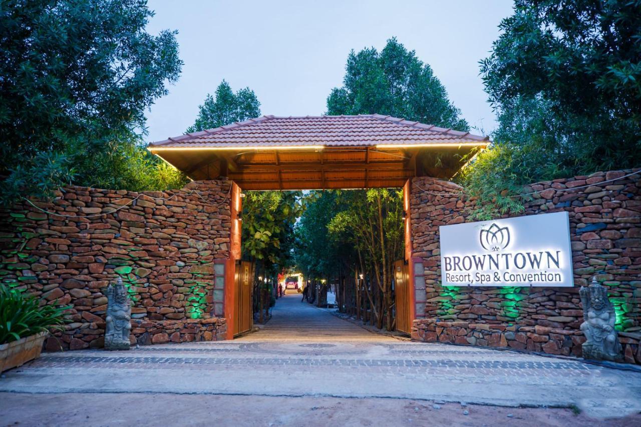 Brown Town Resort & Spa Hyderabad Esterno foto
