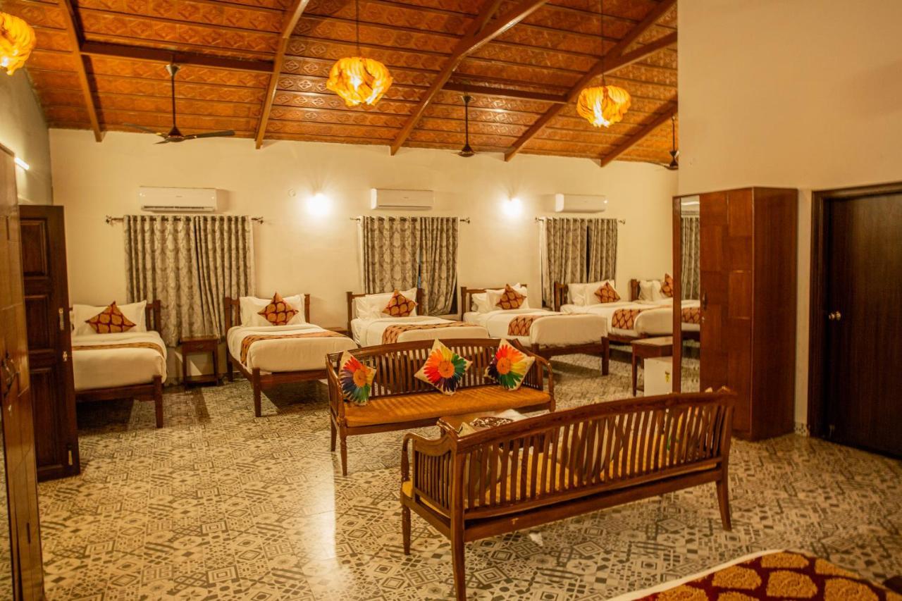 Brown Town Resort & Spa Hyderabad Esterno foto