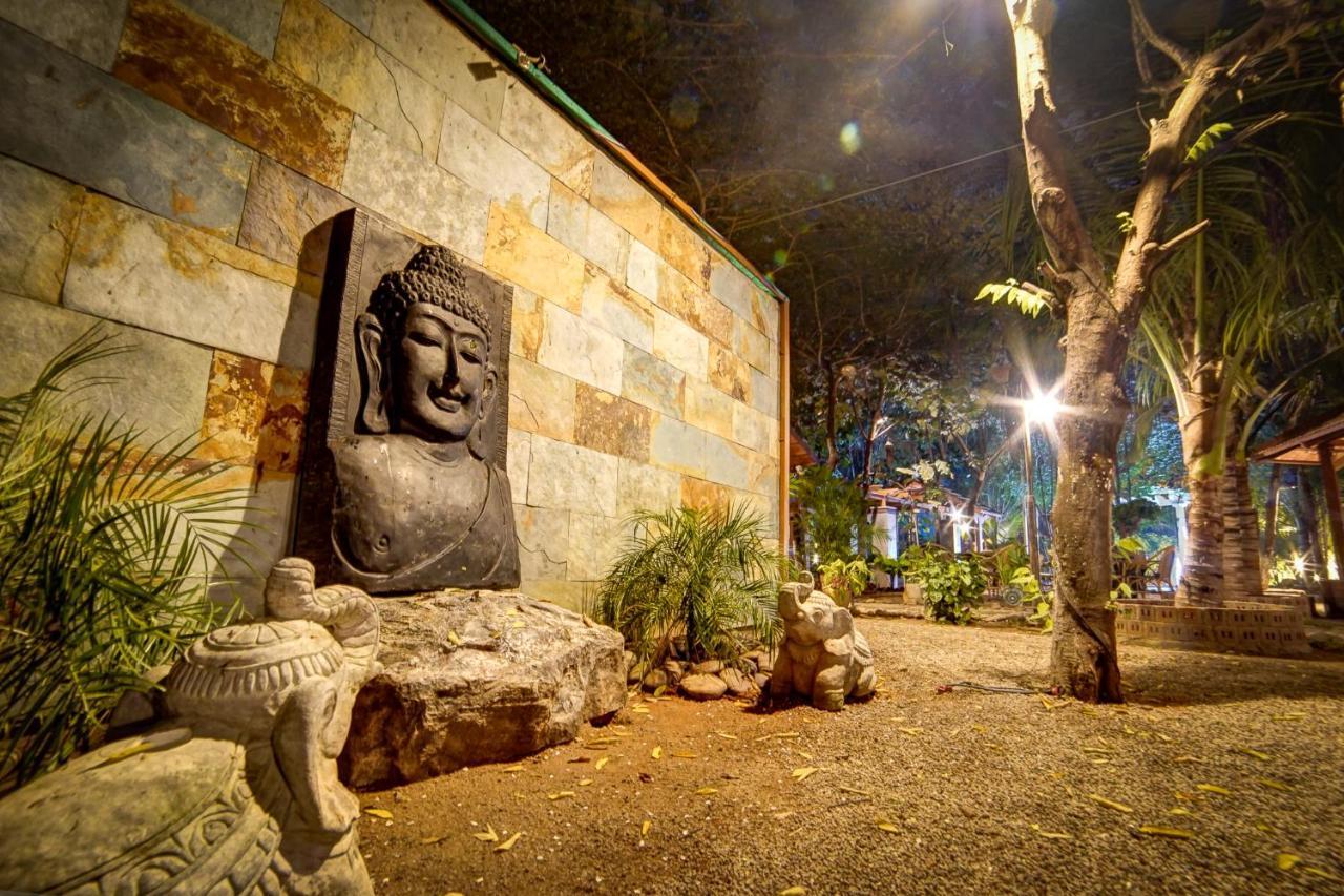 Brown Town Resort & Spa Hyderabad Esterno foto