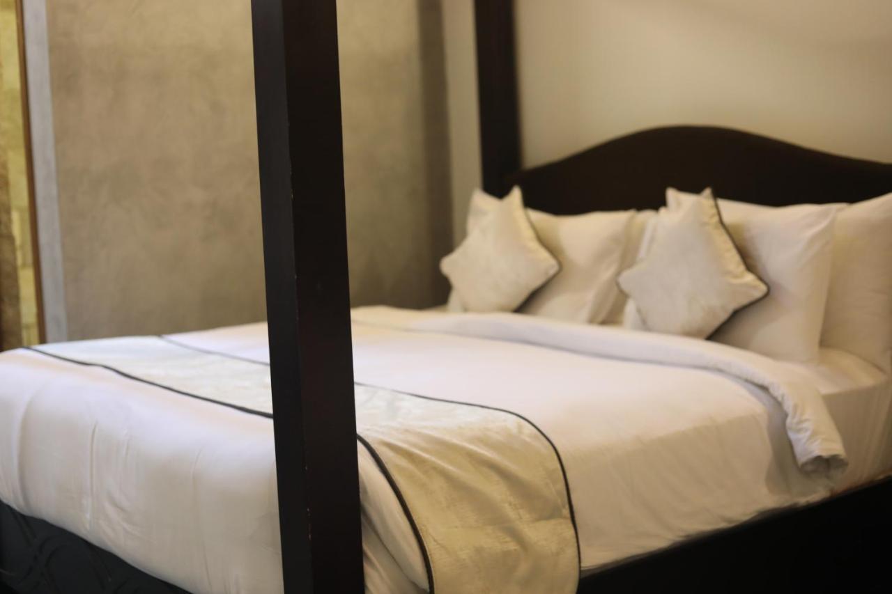Brown Town Resort & Spa Hyderabad Esterno foto