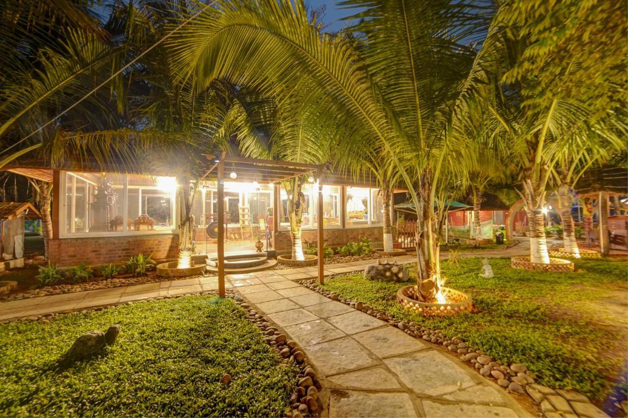 Brown Town Resort & Spa Hyderabad Esterno foto