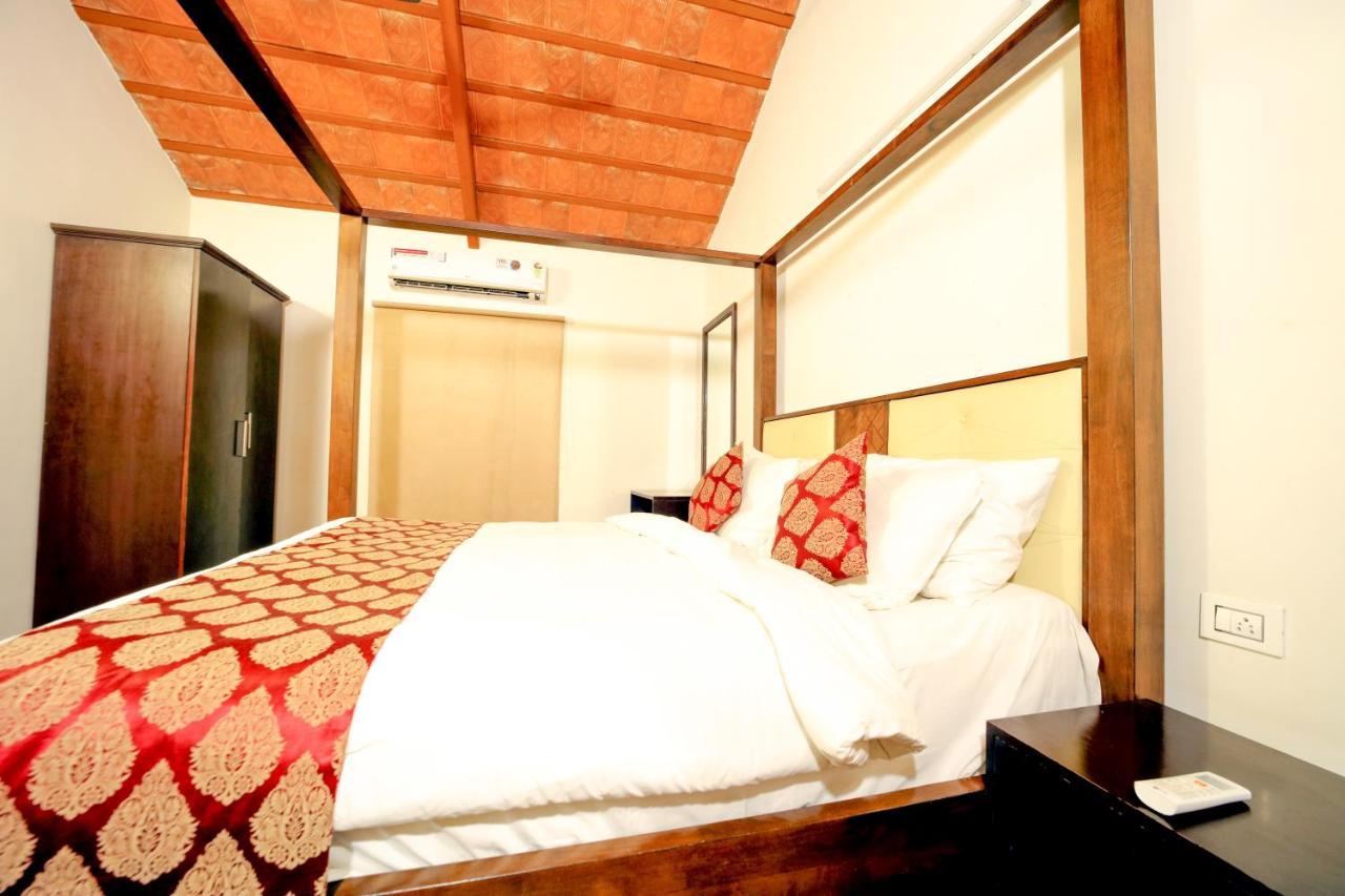 Brown Town Resort & Spa Hyderabad Esterno foto