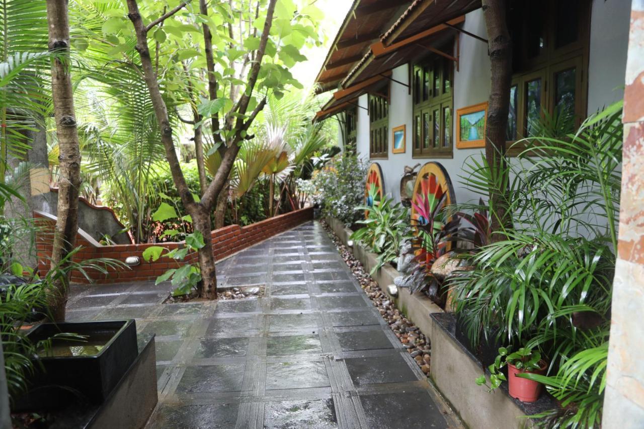 Brown Town Resort & Spa Hyderabad Esterno foto
