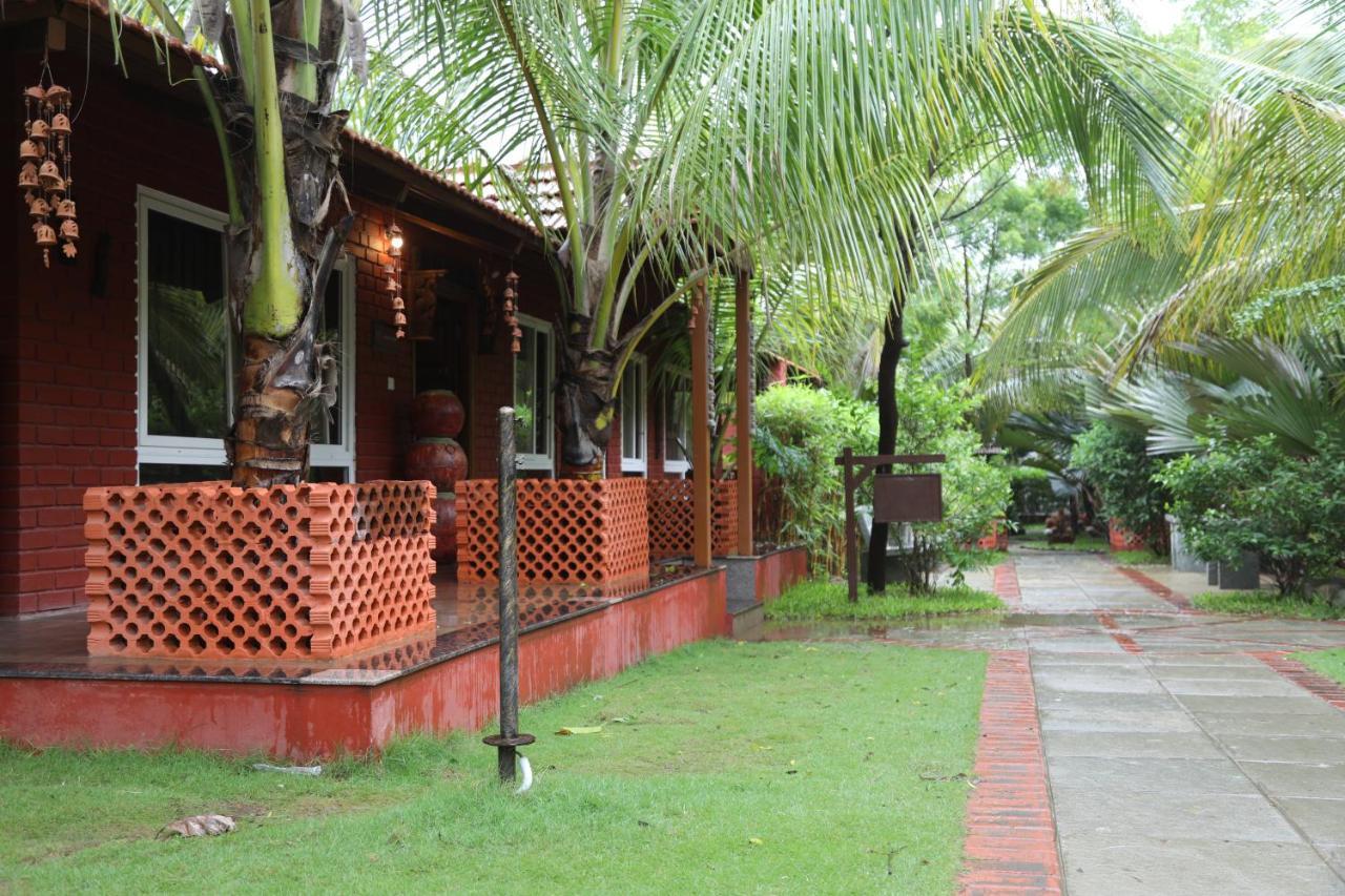 Brown Town Resort & Spa Hyderabad Esterno foto