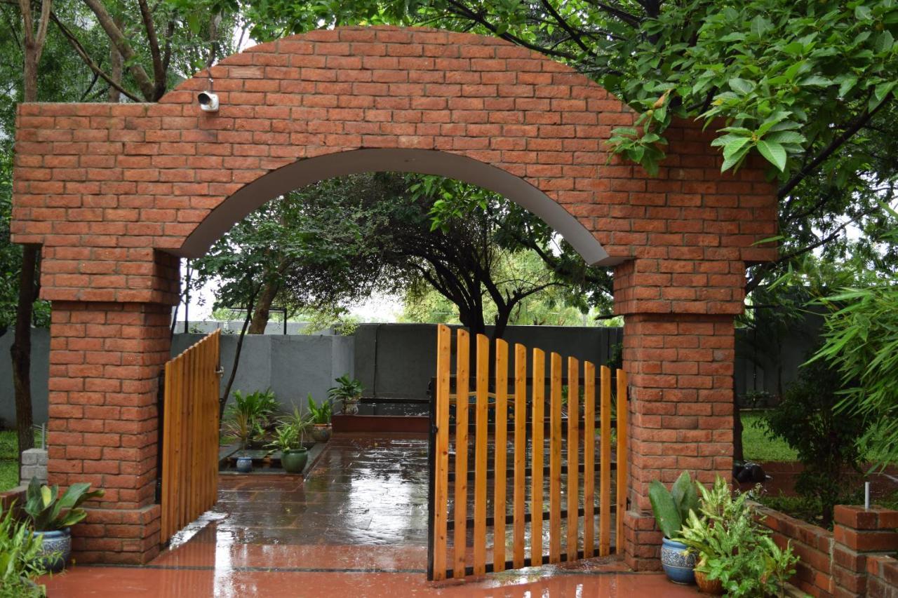 Brown Town Resort & Spa Hyderabad Esterno foto