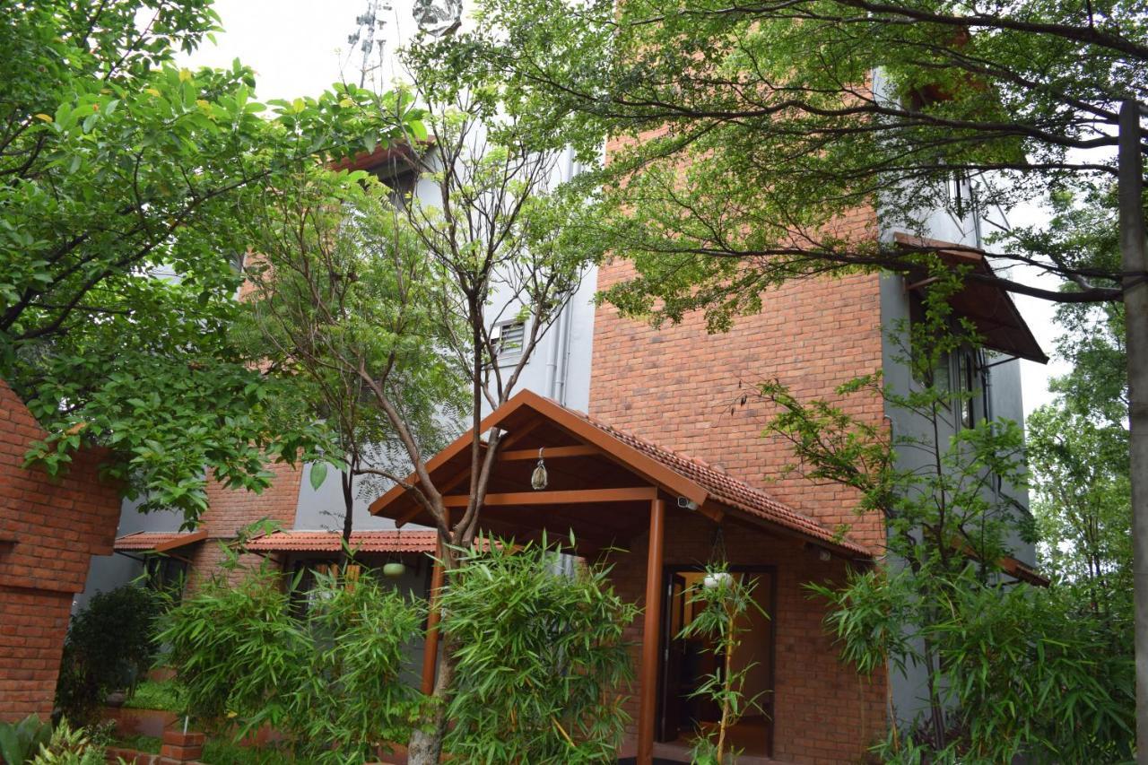 Brown Town Resort & Spa Hyderabad Esterno foto