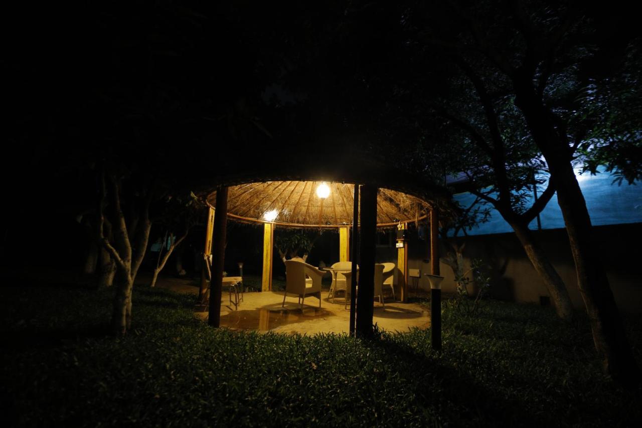 Brown Town Resort & Spa Hyderabad Esterno foto
