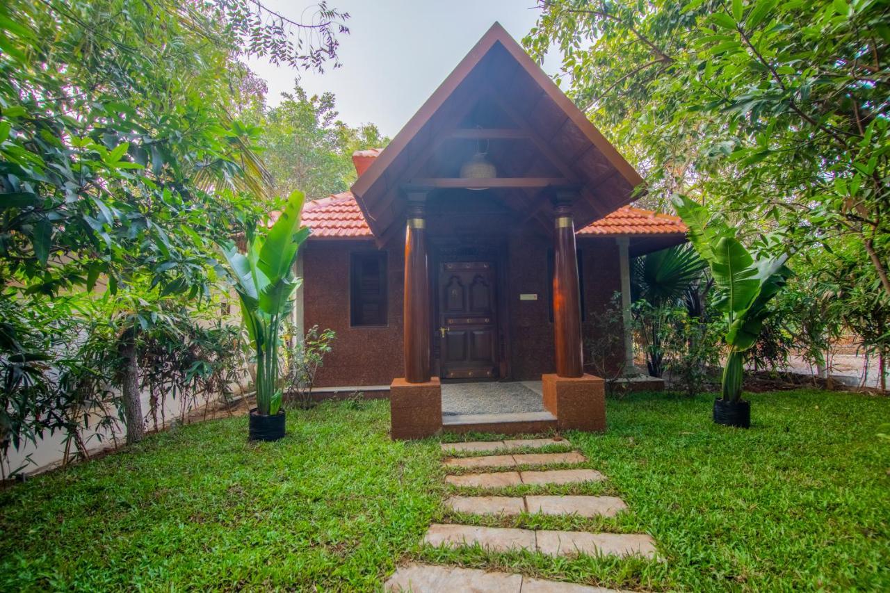 Brown Town Resort & Spa Hyderabad Esterno foto