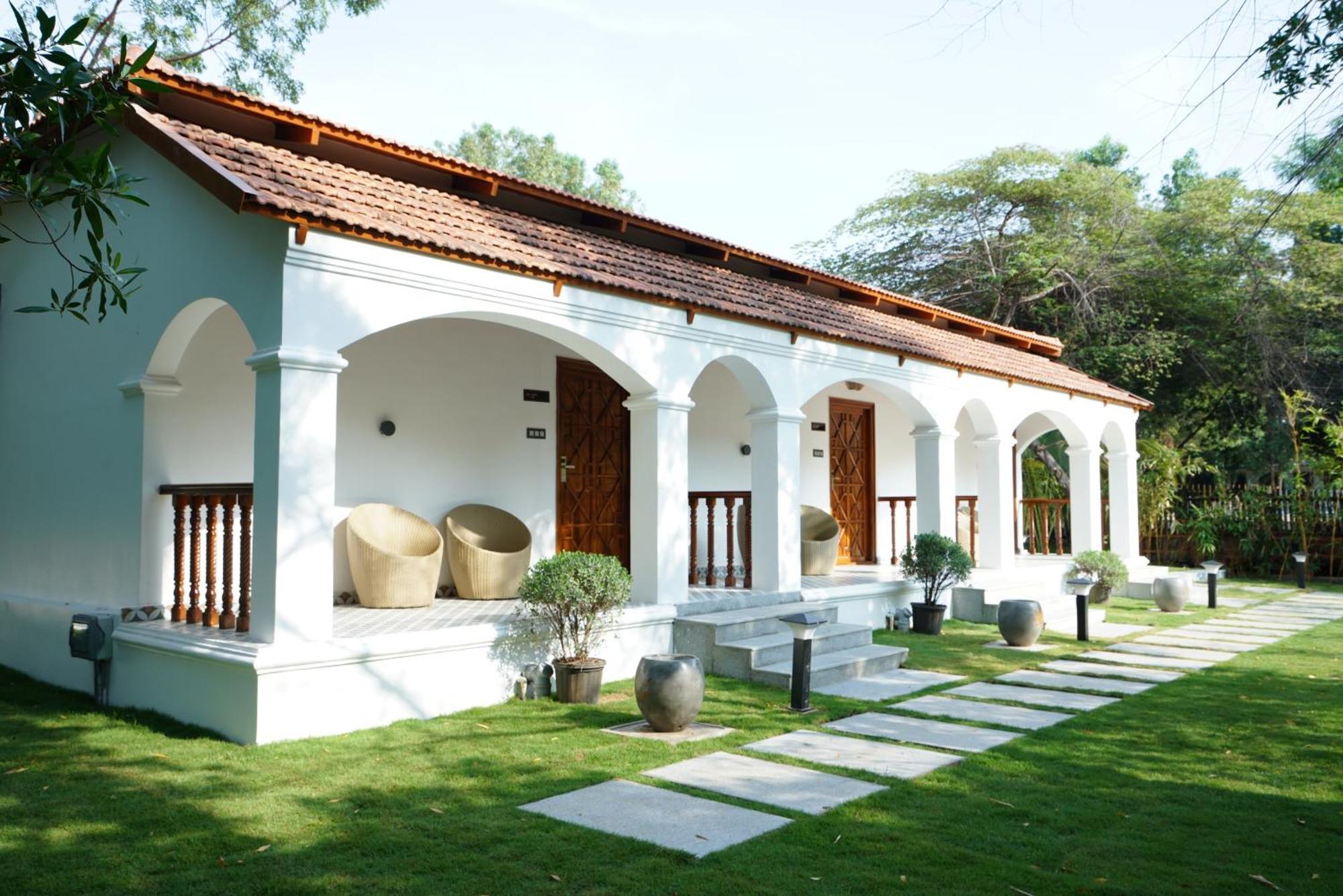 Brown Town Resort & Spa Hyderabad Esterno foto