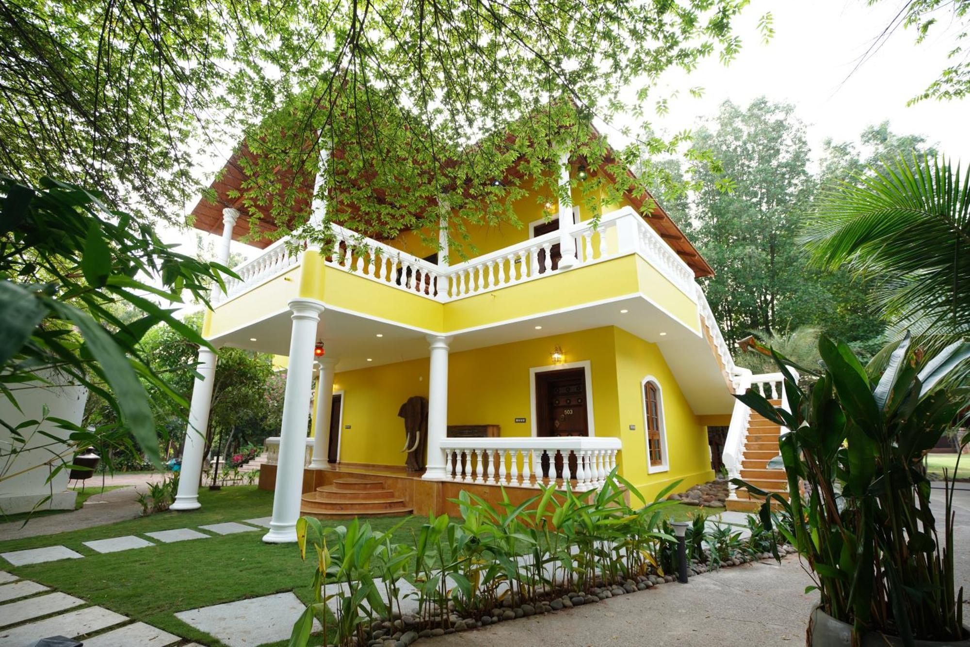 Brown Town Resort & Spa Hyderabad Esterno foto