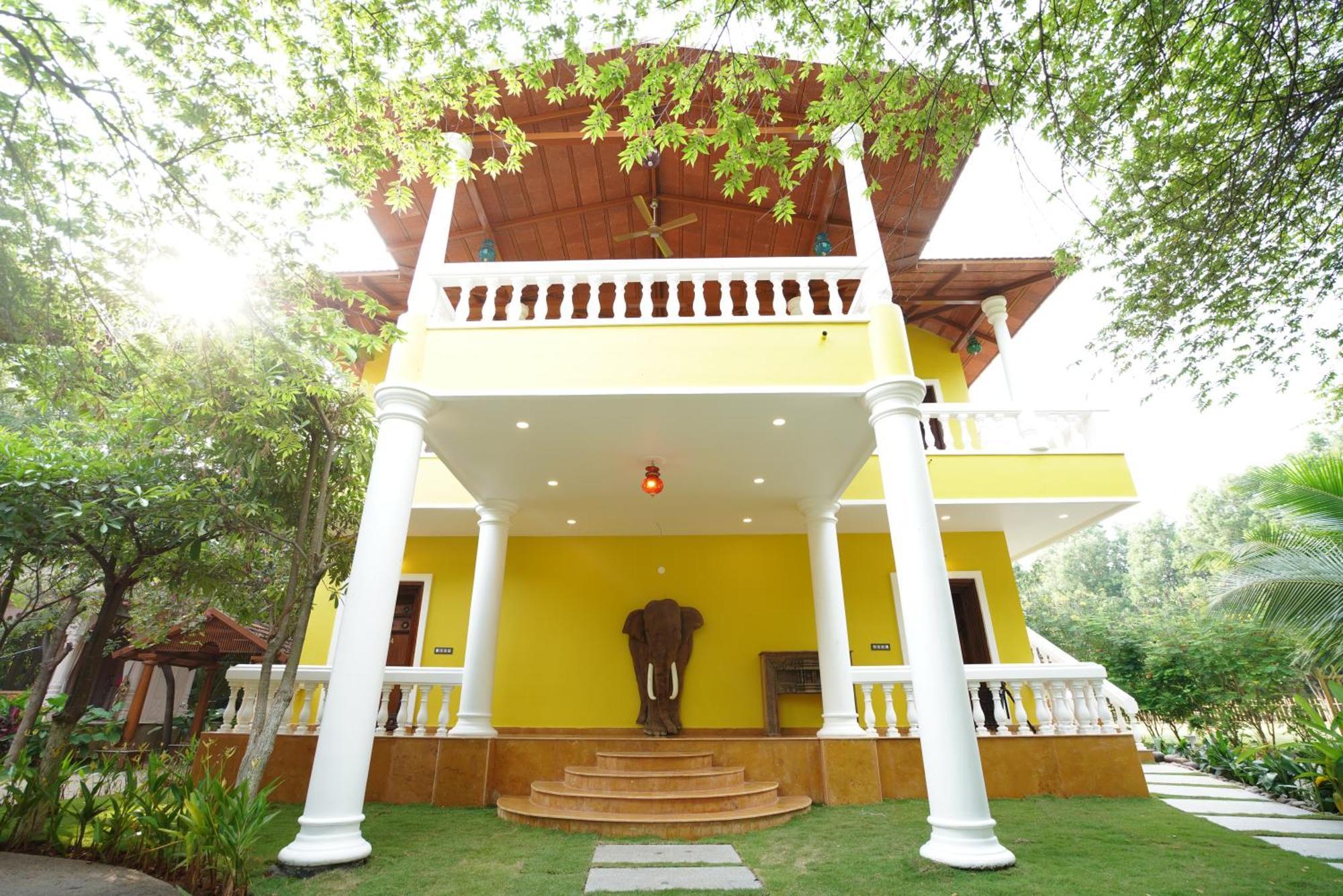 Brown Town Resort & Spa Hyderabad Esterno foto